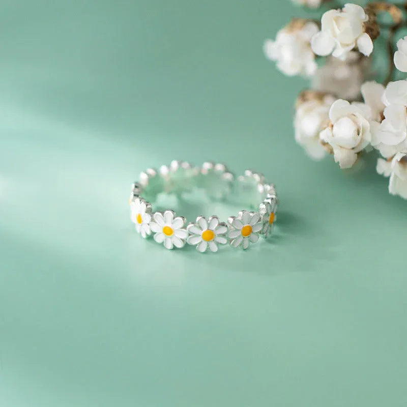 MAISY™ – Blooming Daisy Ring - MABEL LONDON