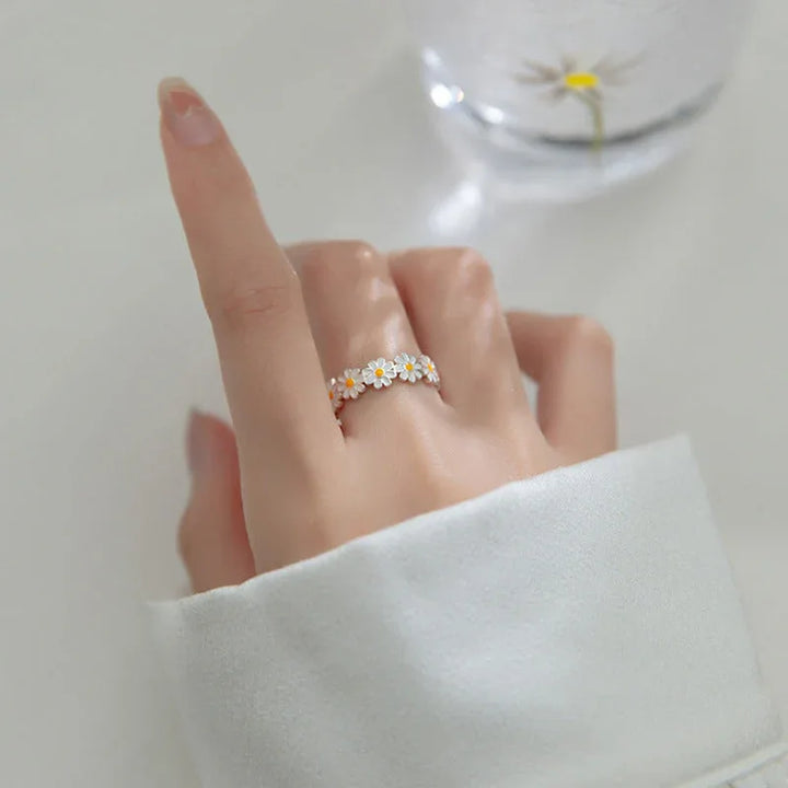 MAISY™ – Blooming Daisy Ring - MABEL LONDON