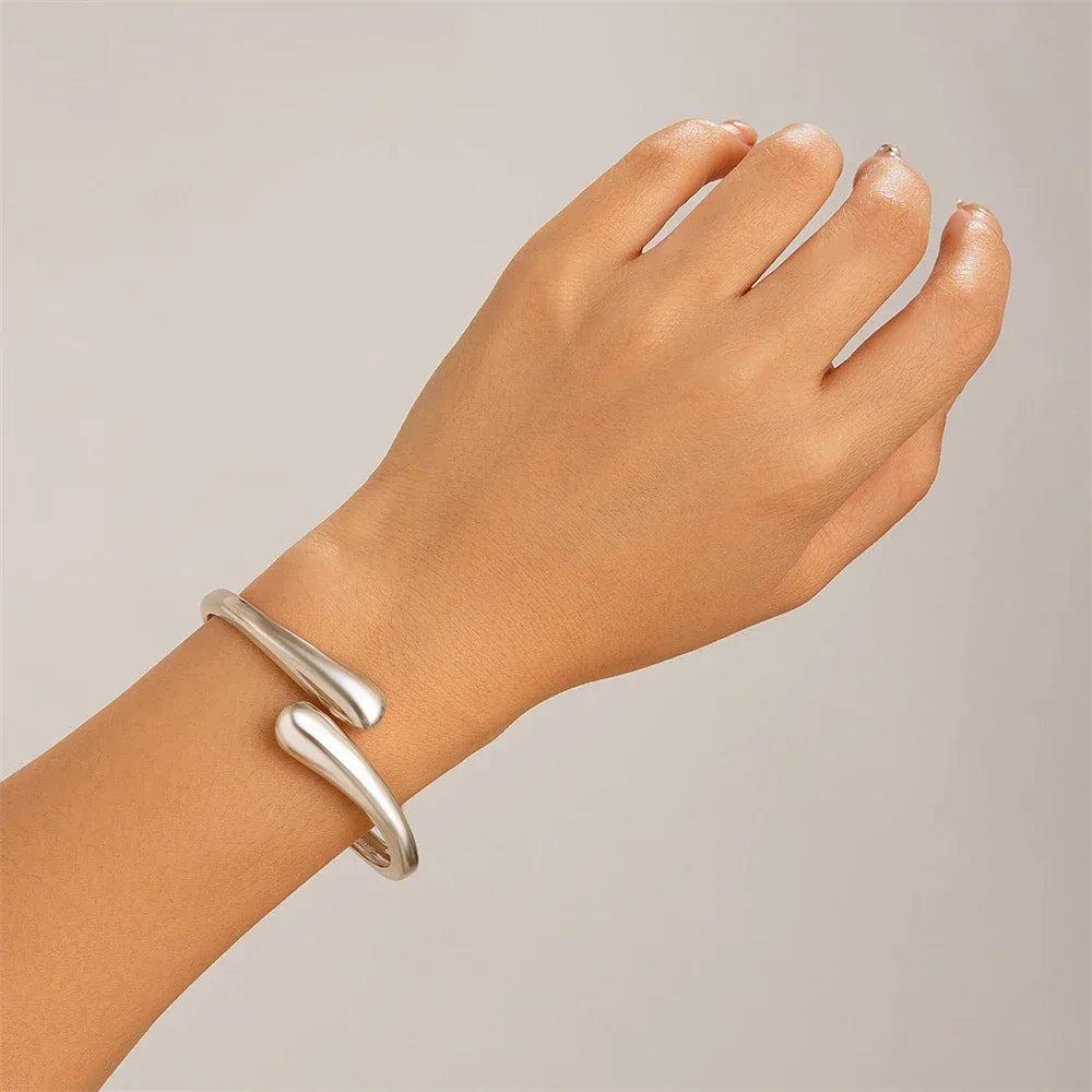 DANIELLE™ – Sleek Modern Bangle - MABEL LONDON